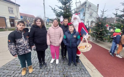 Djeca ukrašavaju Božićna drvca